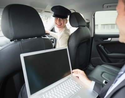 老板會開車為何還要配司機與商務秘書服務？